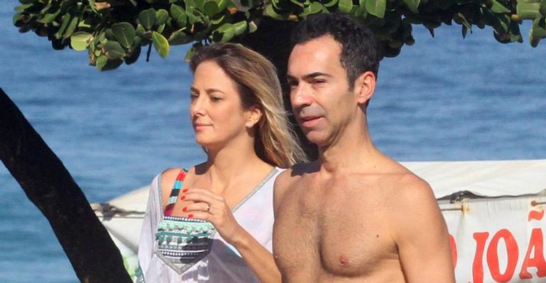 Ticiane Pinheiro e César Tralli curtem dia de folga na praia