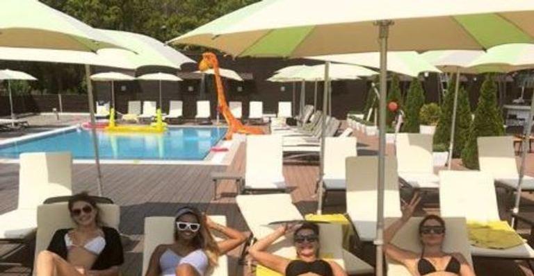 Antes de jogo decisivo, esposas dos craques da Seleção Brasileira curtem dia de piscina