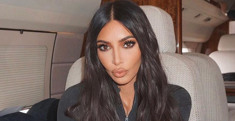 Kim Kardashian posa seminua e fãs apontam photoshop