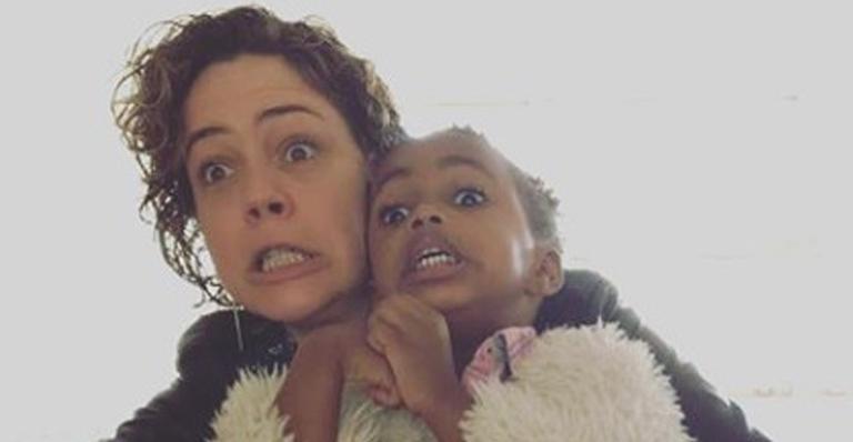 Fofura! Leandra Leal aparece fazendo caretas com a filha, Julia