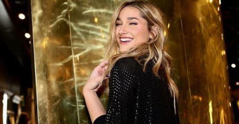 Sasha Meneghel sensualiza em clique de biquíni fino