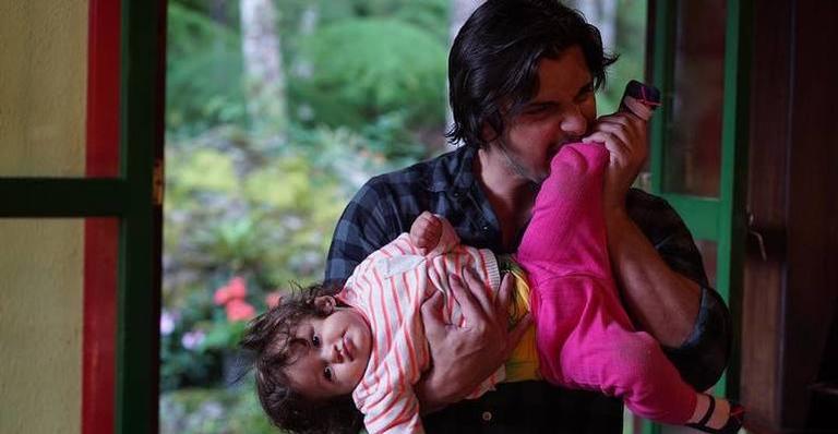 Famintos, Bruno Gissoni e a filha, Madalena, disputam lanche da tarde