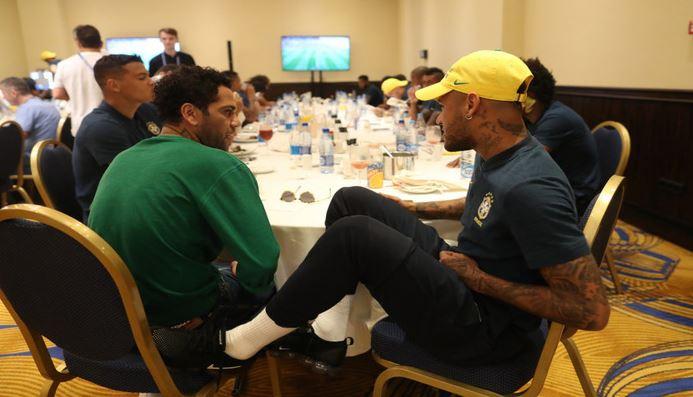 Em momento decisivo, Daniel Alves faz visita à Seleção Brasileira