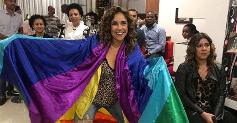 Daniela Mercury comemora vitória da Seleção e dá selinho em Malu Verçosa