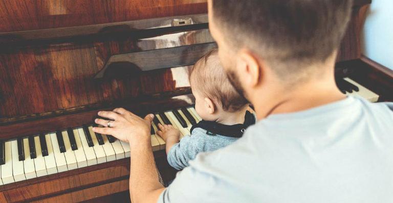 Junior Lima se derrete pelo filho, Otto, ”tocando” piano