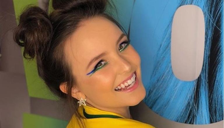 Brasil da cabeça aos pés! Com make especial, Larissa Manoela torce com namorado
