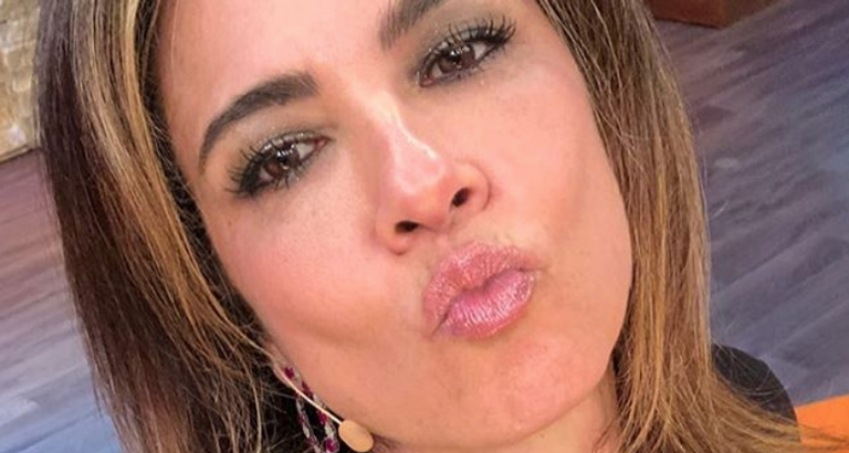 Luciana Gimenez posta foto ousada e brinca: ”Nudes na piscina”