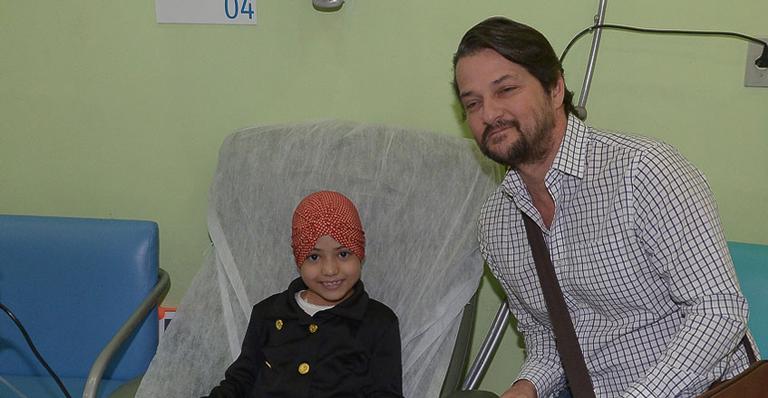 Marcelo Serrado visita crianças em Hospital do GRAACC
