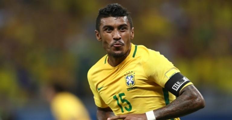 Na Rússia, ex-mulher de Paulinho comemora vitória brasileira com os filhos do craque