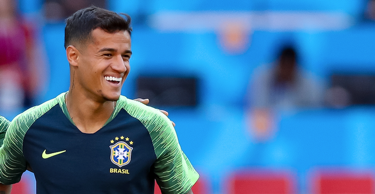 Filha de Philippe Coutinho chega ao estádio uniformizada para torcer pelo pai e encanta
