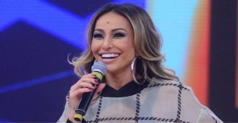 Sabrina Sato exibe look com barriguinha de fora para torcer pelo Brasil na Copa do Mundo
