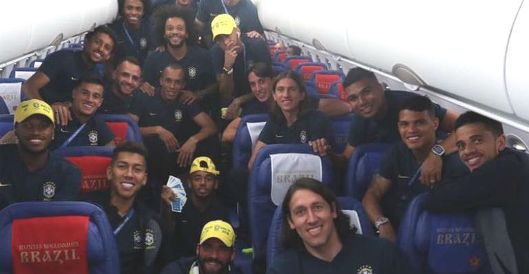 Neymar Jr. comemora vitória ao lado dos colegas de time: ”1° objetivo conquistado”