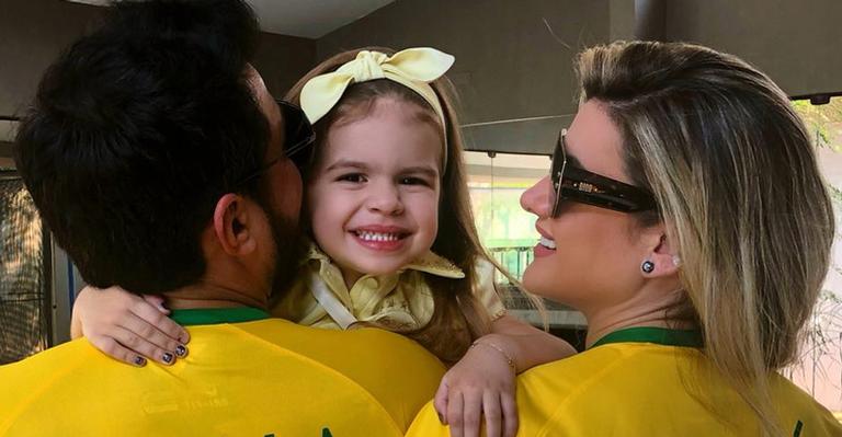Valentina Muniz faz pose de modelo em clima junino e encanta fãs