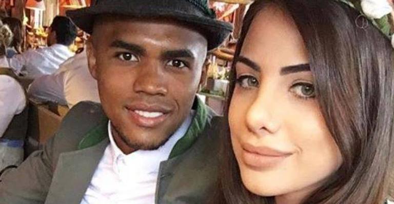 Mulher de Douglas Costa coloca fim em mistério de gravidez secreta