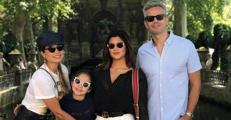 Flávia Alessandra mostra filhas fazendo ensaio fotográfico ao lado da Torre Eiffel: ”Blogueiras”