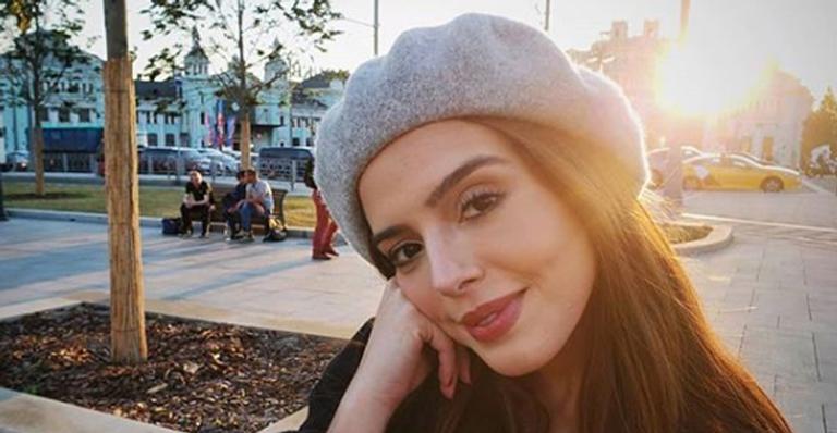 Na Rússia, Giovanna Lancellotti se diverte ao encontrar jovem chamado Pelé Maradona