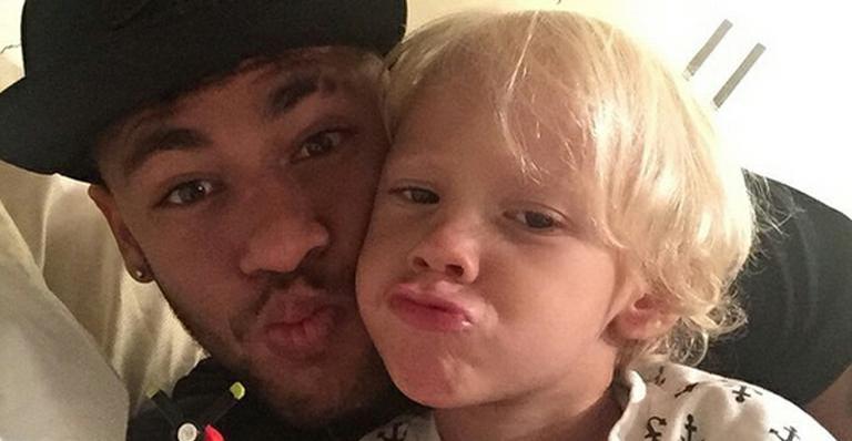 Neymar Jr. compartilha foto com o filho e Carol Dantas rebate