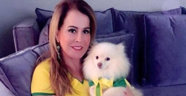 Aos 60 anos, Zilu Camargo posa com minissaia e quase mostra demais