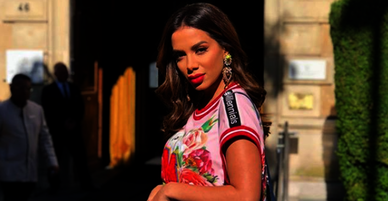 Em Londres, Anitta passa perrengue em entrevista e apresentadores caem na gargalhada
