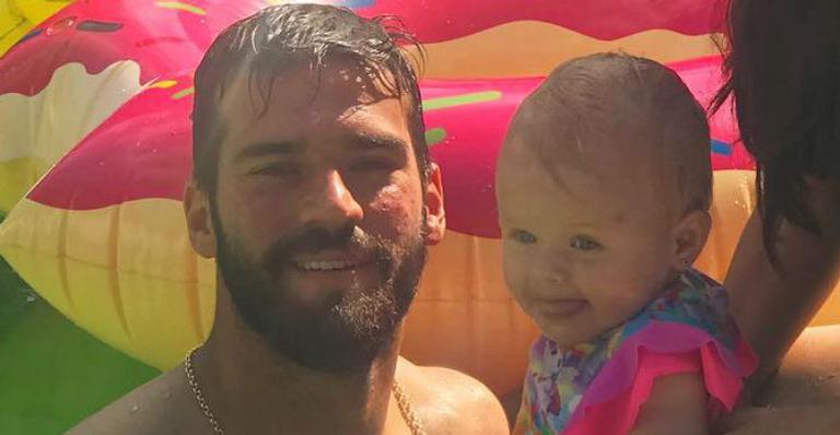 Goleiro Alisson Becker curte folga ao lado da família