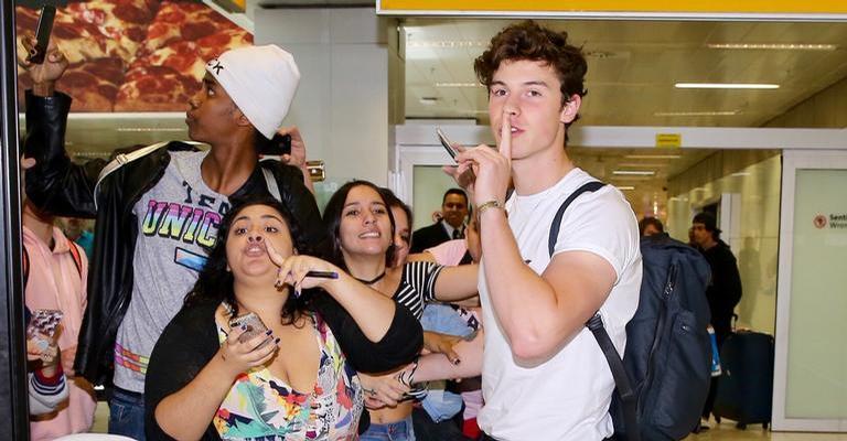 Fã flagra Shawn Mendes na área de embarque e o grava tocando violão