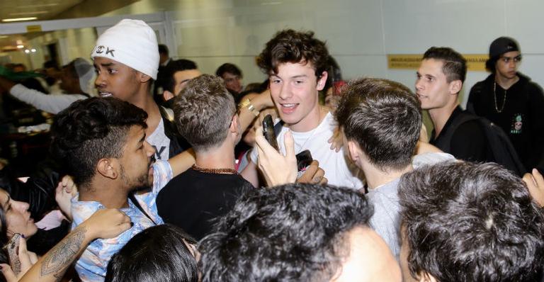Shawn Mendes causa tumulto em chegada ao Brasil