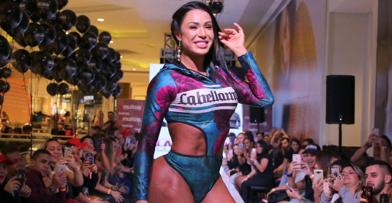 Gracyanne Barbosa ataca de modelo e exibe corpão musculoso na passarela