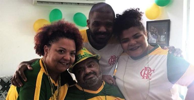 Arlindo Cruz volta para casa após alta e torce pela Seleção