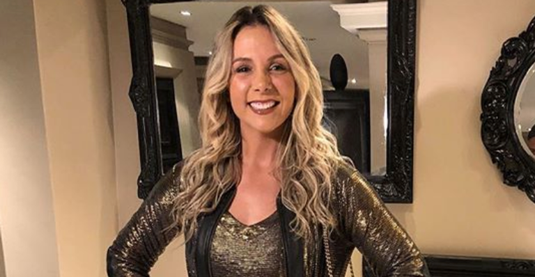 Em clima de Copa do Mundo, Carla Perez coloca corpão para jogo na praia e detalhe chama atenção