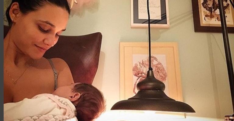 Débora Nascimento exibe a filha, Bella, e fãs apontam: ”Cara do papai”