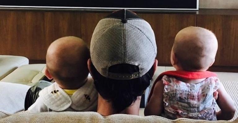 Fofura dupla! Enrique Iglesias mostra rostinhos dos filhos gêmeos pela primeira vez