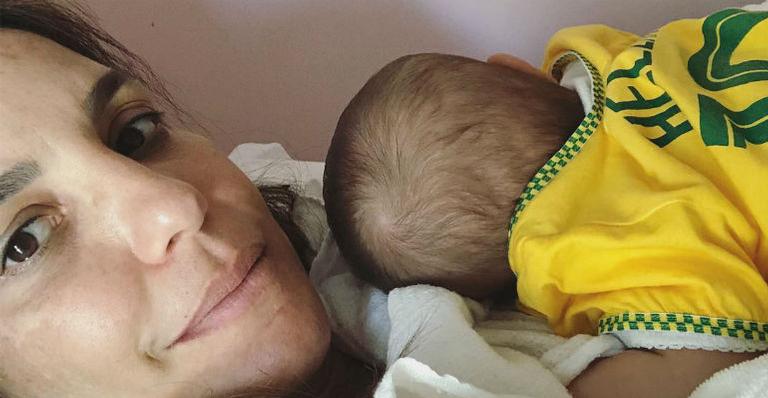 Ivete Sangalo comemora vitória do Brasil com Helena nos braços
