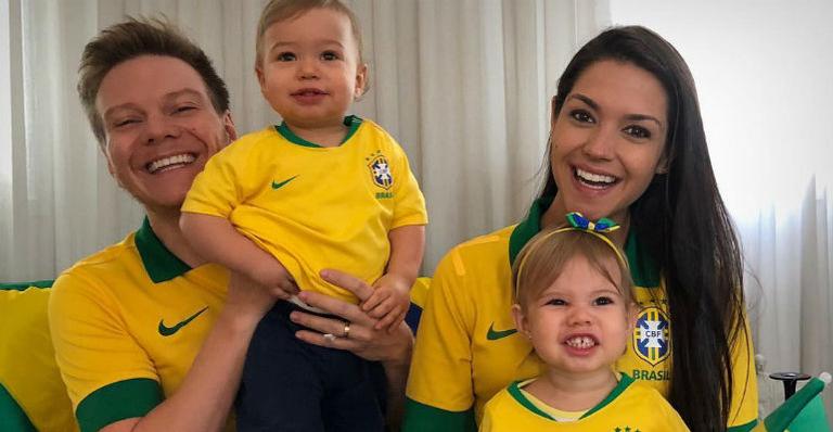 Thais Fersoza e Michel Teló mostram os filhos na torcida pelo Brasil