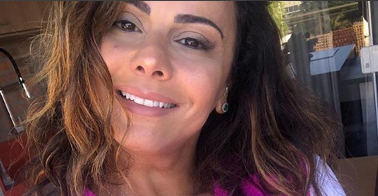 Viviane Araújo compartilha foto de biquíni e rebate críticas