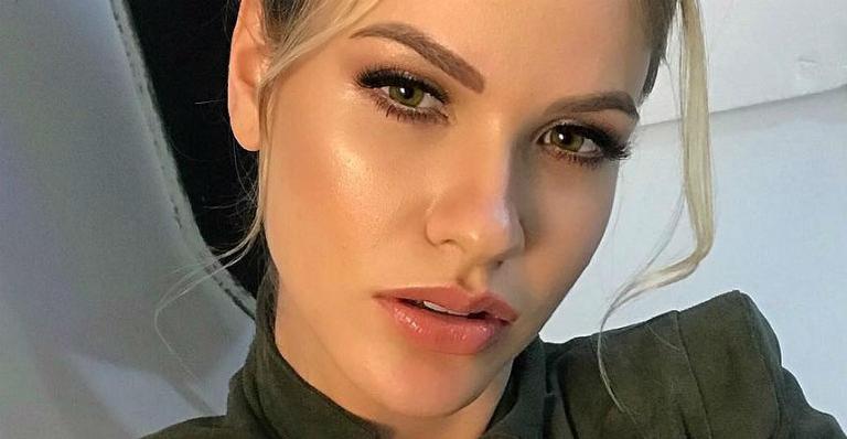 Andressa Suita exibe o barrigão de grávida em ensaio ao lado do marido