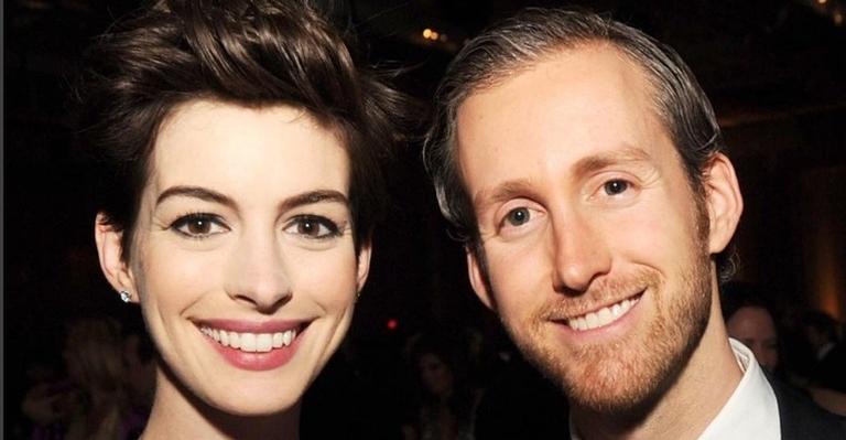 Fãs criam teoria da conspiração de que Anne Hathaway e o marido seriam viajantes do tempo