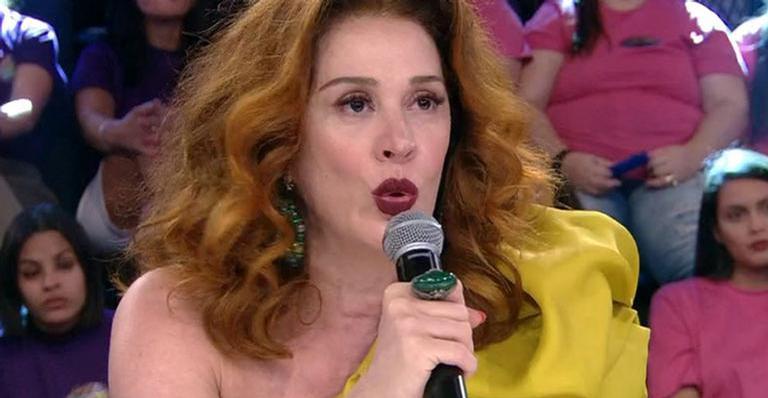 Após dar palpite inexistente, Claudia Raia ganha aula sobre futebol de bailarina do Faustão