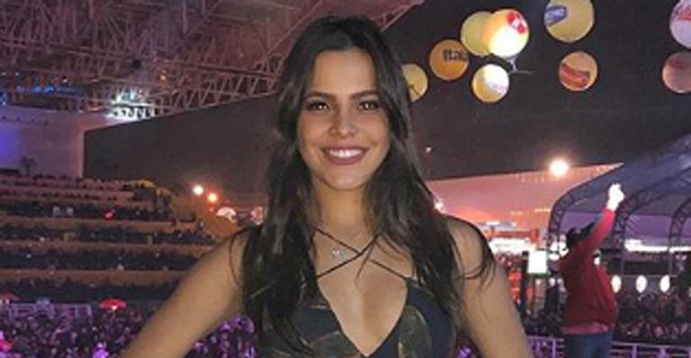 Em Fortaleza, Emilly Araújo ousa em foto e manda indireta: ”Aprender a nos bastar”
