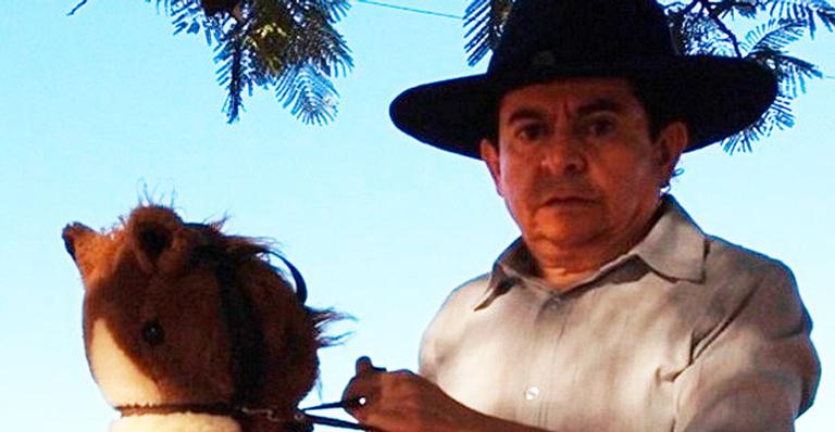 Fofo! Sertanejo Solimões encanta ao comentar fotos do filho com o namorado