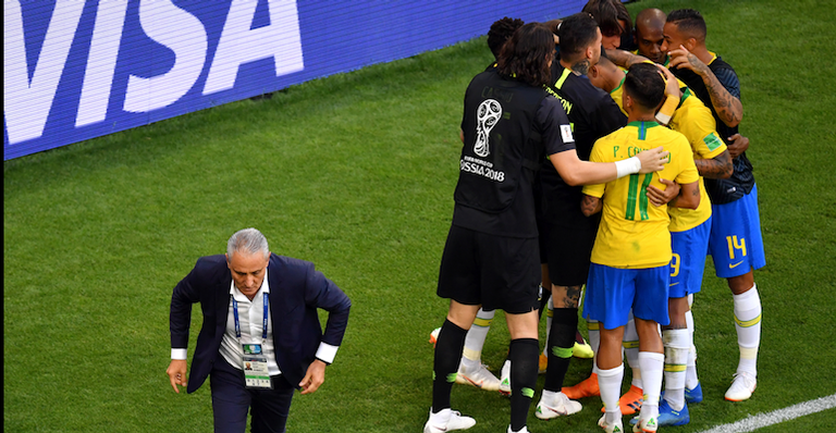Mesmo sem cair, comemoração de Tite vira meme mais uma vez