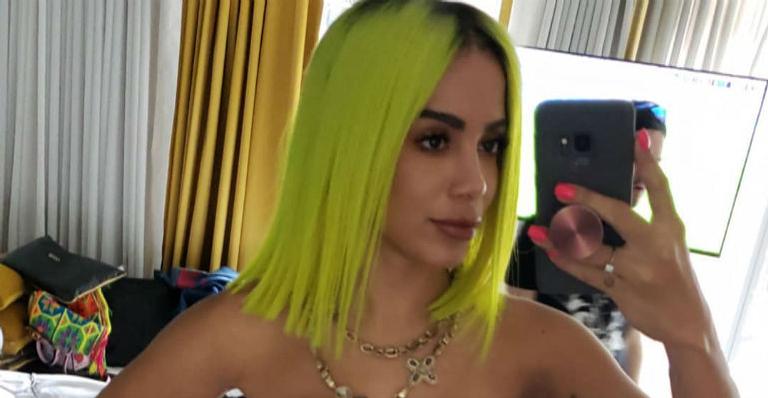Usando peruca neon, Anitta grava clipe da música ‘Medicina’ na Colômbia