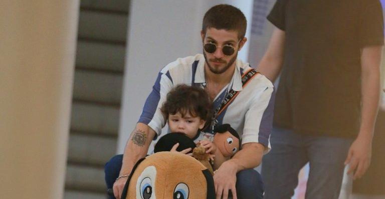 Em momento fofo, Chay Suede passeia no shopping com seu sobrinho