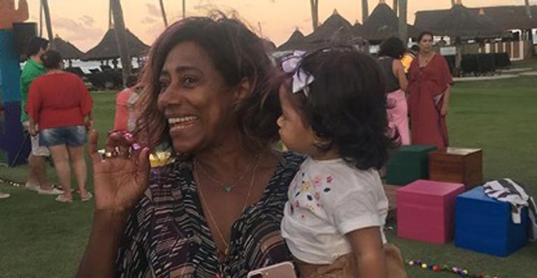 Fofura! Filha de Juliana Alves aparece no colo de Glória Maria durante desfile