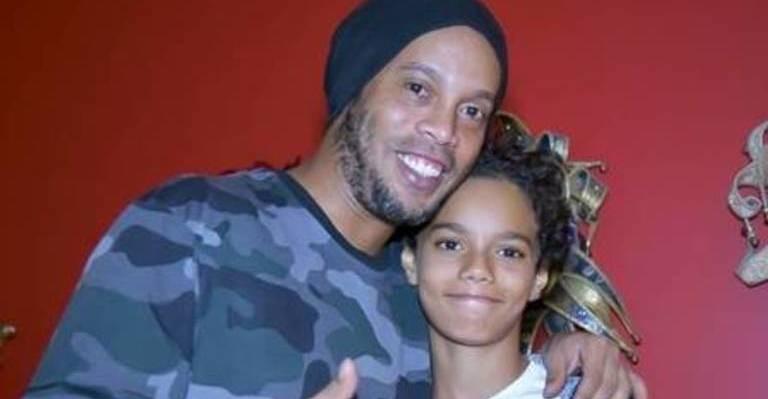 Próximo craque? Filho de Ronaldinho Gaúcho chama atenção do Paris Saint Germain