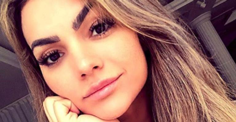 Kelly Key exibe decote após troca de prótese nos seios
