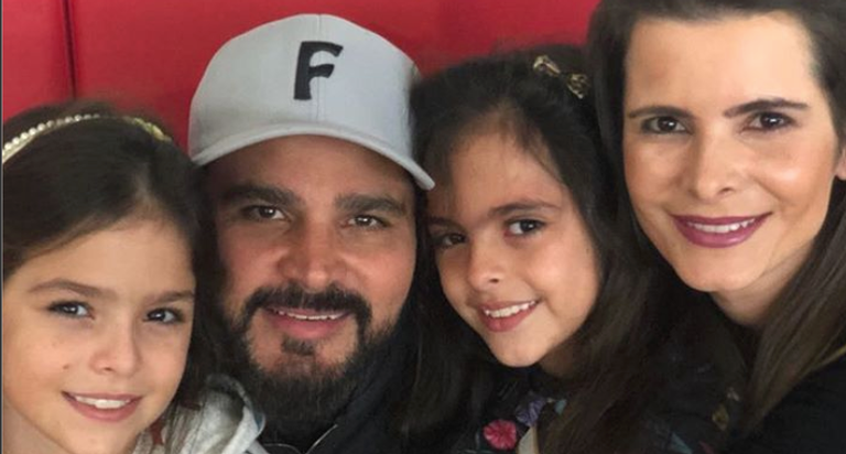 Luciano Camargo lamenta saudade da família: ”Morrendo”