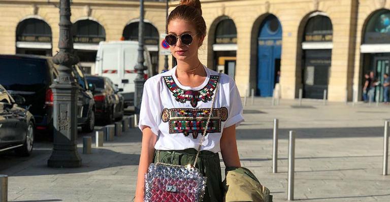 Marina Ruy Barbosa usa bolsa de quase R$ 7 mil em Paris