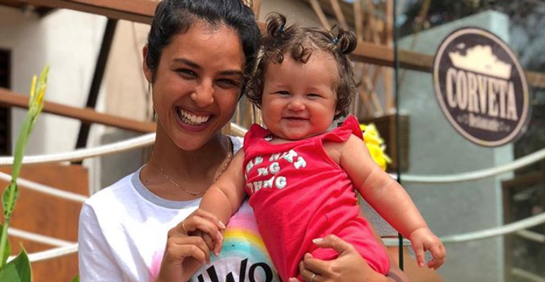 Yanna Lavigne exibe barriga chapada após maternidade e impressiona