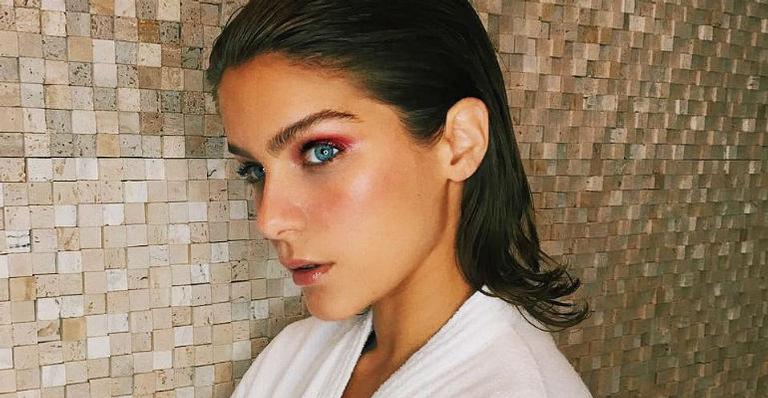 Isabella Santoni posta foto inusitada dentro do banheiro e alfineta machistas