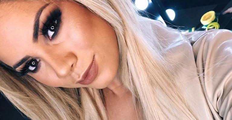 Lexa compartilha foto sensual de biquíni e fãs parabenizam MC Guimê